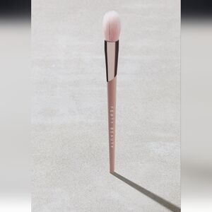 Fenty BEAUTY Makeup Precision Highlighter Brush 135 Fair Condition